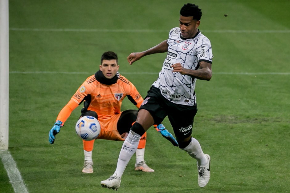Zagueiro Gil durante partida entre Corinthians e São Paulo, na Neo Química Arena