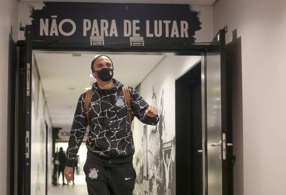 Fábio Santos antes da partida entre Corinthians e Internacional, na Neo Química Arena