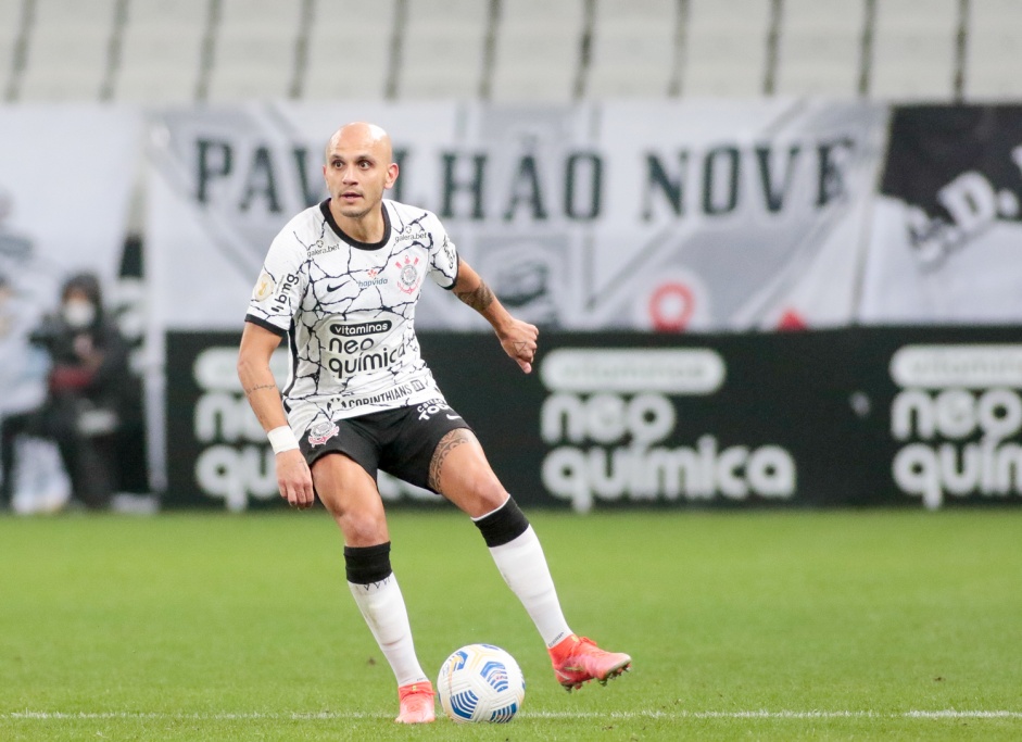 Fábio Santos durante a partida entre Corinthians e Internacional, válida pelo Brasileirão