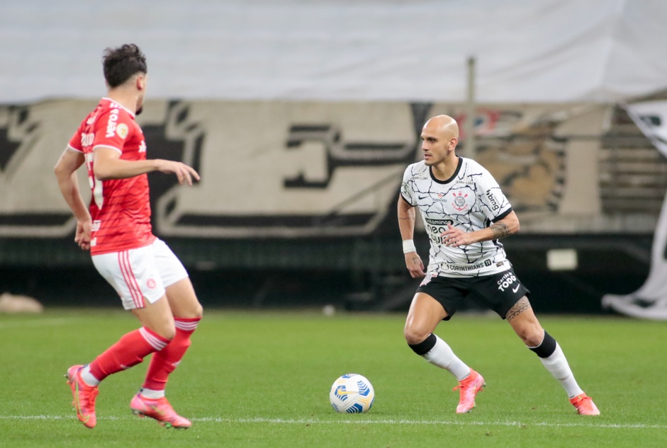 Fábio Santos durante a partida entre Corinthians e Internacionalm, válida pelo Brasileirão