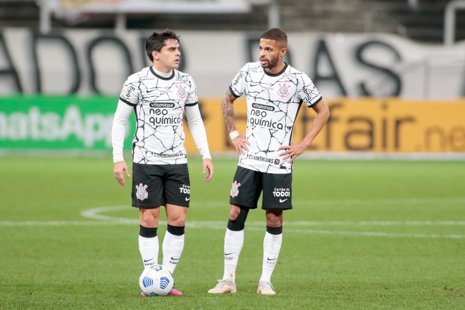 Fagner e Vitinho durante a partida entre Corinthians e Internacional, pelo Brasileiro