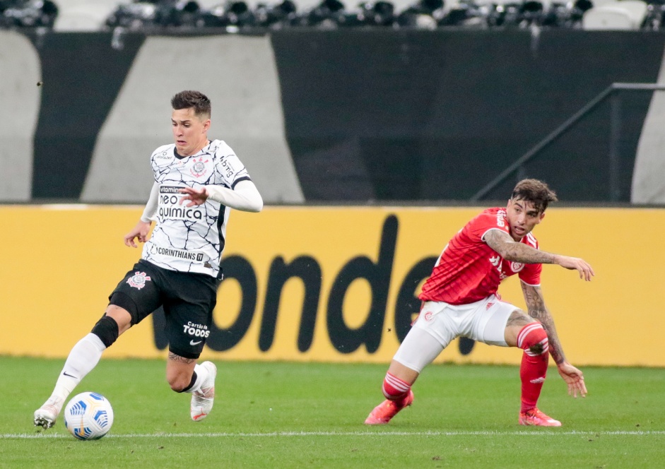Mateus Vital durante o jogo entre Corinthians e Internacional, válido pelo Brasileirão