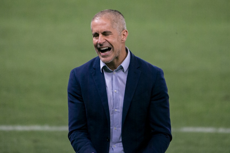 Treinador Sylvinho durante partida entre Corinthians e Internacional, pelo Brasileirão