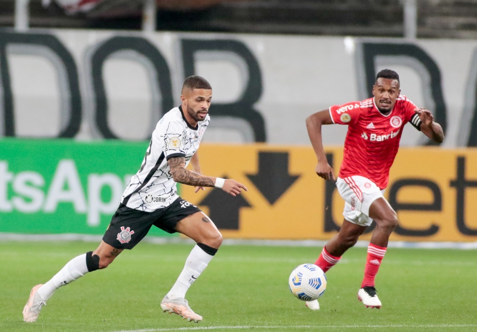 Vitinho entrou como titular no jogo contra o Internacional, válido pelo Brasileirão
