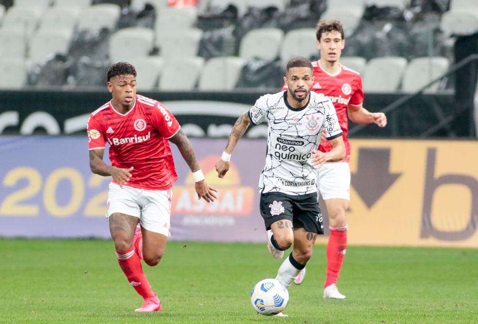 Vitinho no jogo contra o Internacional, na Neo Qumica Arena, pelo Brasileiro