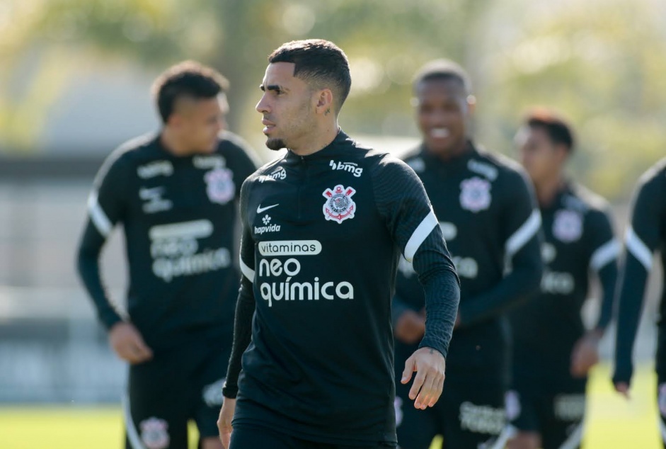 Gabriel  o nico jogador do Corinthians pendurado para o duelo contra a Chapecoense