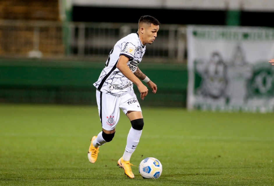 Adson durante jogo entre Corinthians e Chapecoense, na Arena Condá, pelo Brasileirão