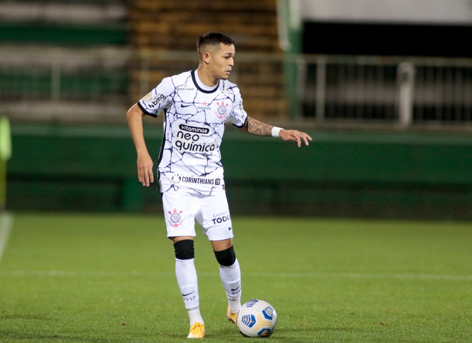 Adson durante jogo entre Corinthians e Chapecoense, na Arena Condá, pelo Brasileirão