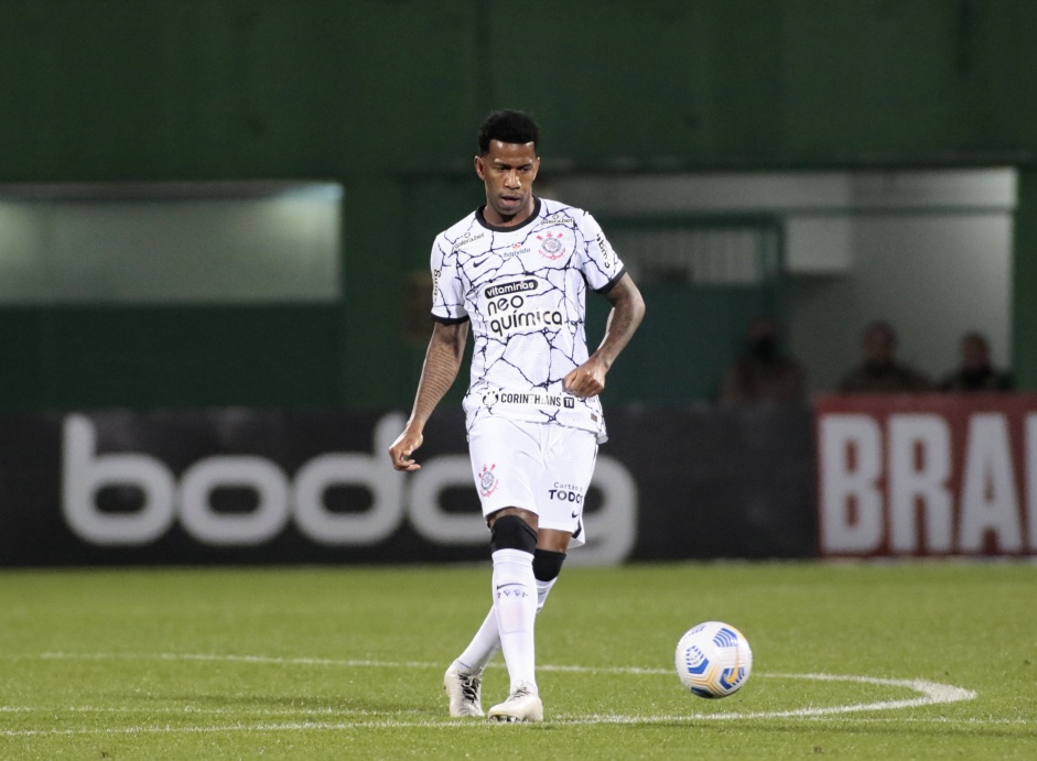 Gil durante jogo entre Corinthians e Chapecoense, na Arena Condá