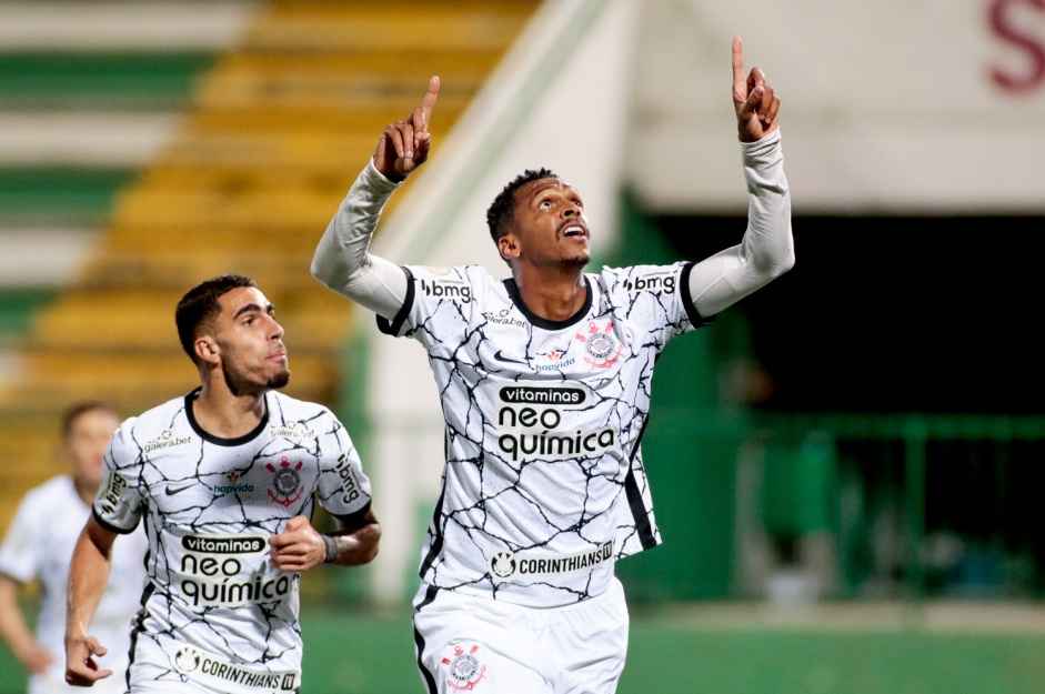 Jô anotou o gol da vitória do Corinthians sobre a Chapecoense