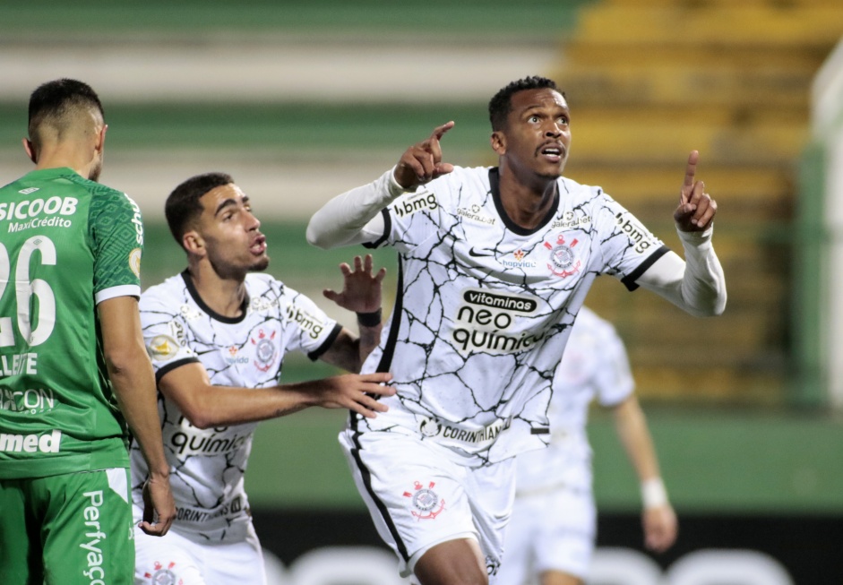 Jô marcou o gol da vitória do Corinthians sobre a Chapecoense
