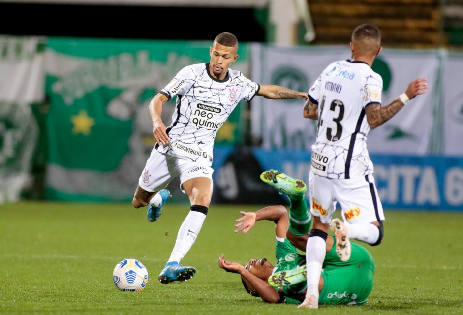 João Victor durante jogo entre Corinthians e Chapecoense, na Arena Condá, pelo Brasileirão
