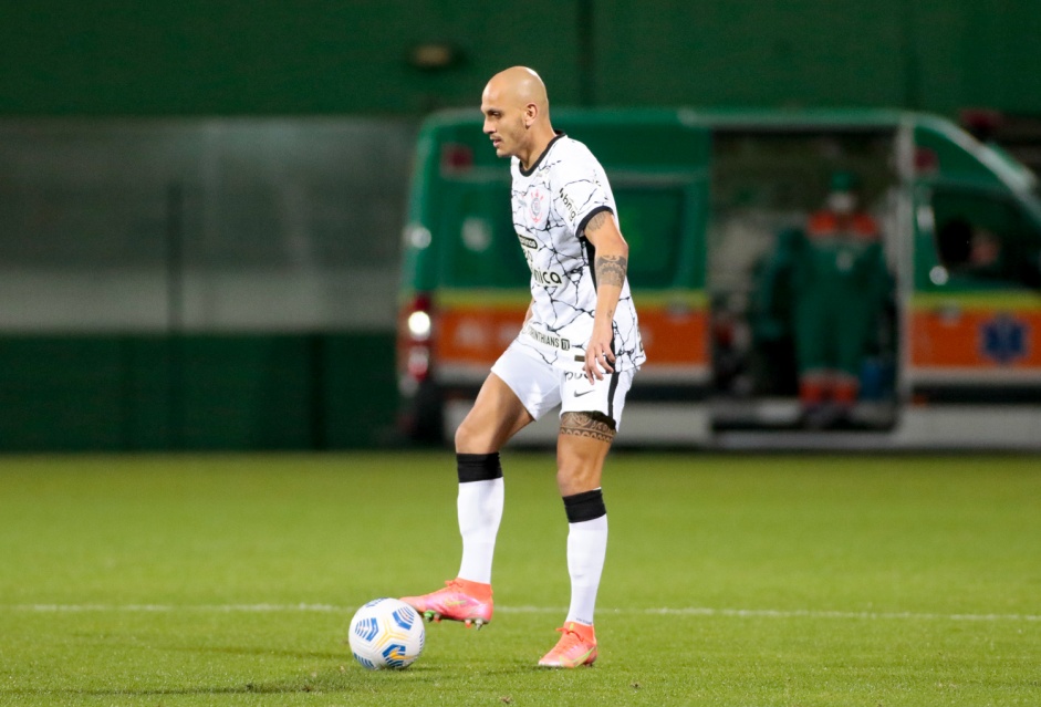 Lateral Fábio Santos durante jogo entre Corinthians e Chapecoense, na Arena Condá