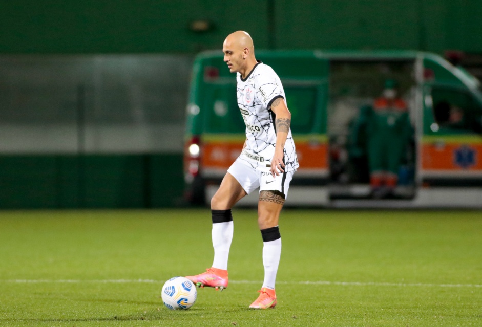 Lateral Fbio Santos durante jogo entre Corinthians e Chapecoense, na Arena Cond