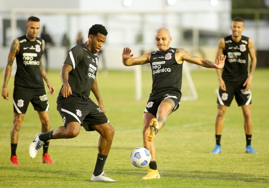 Gil e Fbio Santos durante treino do Corinthians no estdio Vovozo, em Fortaleza