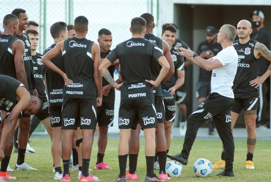 Jogadores durante treino do Corinthians no estdio Vovozo, em Fortaleza