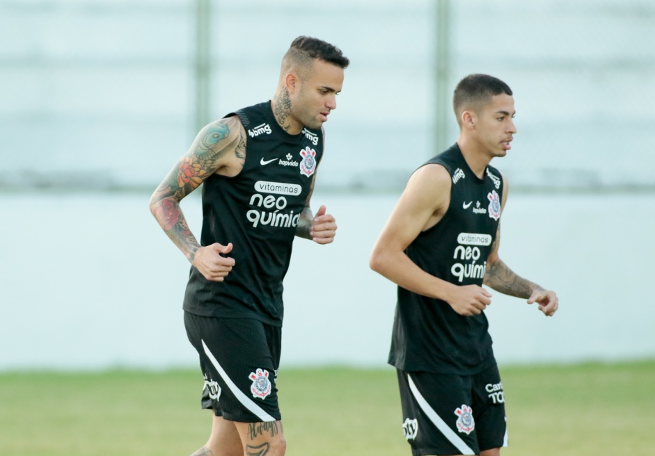 Luan e Gabriel Pereira durante treino do Corinthians no estdio Vovozo, em Fortaleza