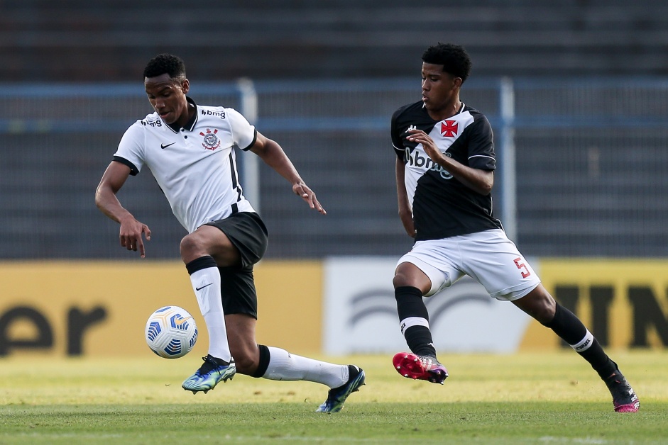 Corinthians renova contrato de Robert Renan, zagueiro de 18 anos do sub-20