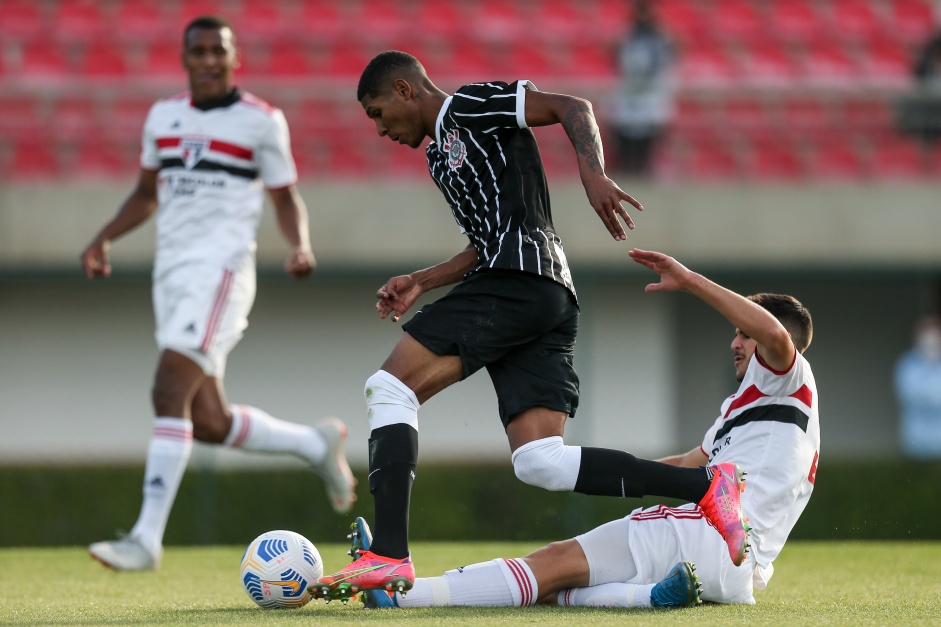 Atacante Antony durante jogo entre So Paulo e Corinthians, pelo Campeonato Brasileiro Sub-20