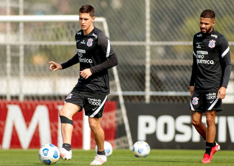 Vital e Vitinho durante ltimo treino antes do jogo entre Corinthians e Atltico-MG