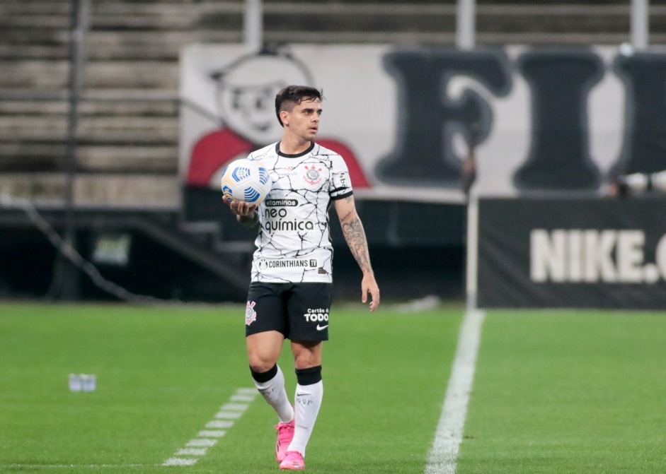Fagner durante partida entre Corinthians e Atlético-MG, pelo Brasileiro