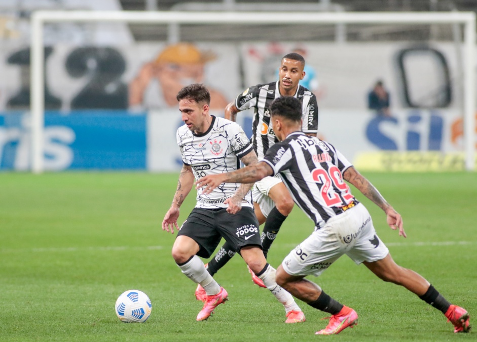 Gustavo Silva durante partida entre Corinthians e Atltico-MG, pelo Brasileiro