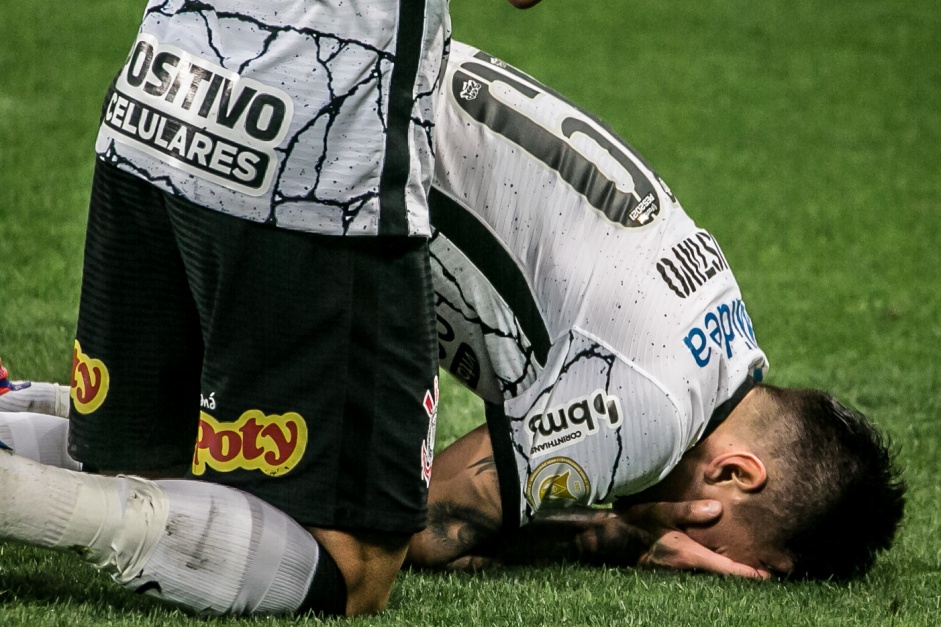 Gustavo Silva emocionado com seu gol contra o Atltico-MG, na Neo Qumica Arena