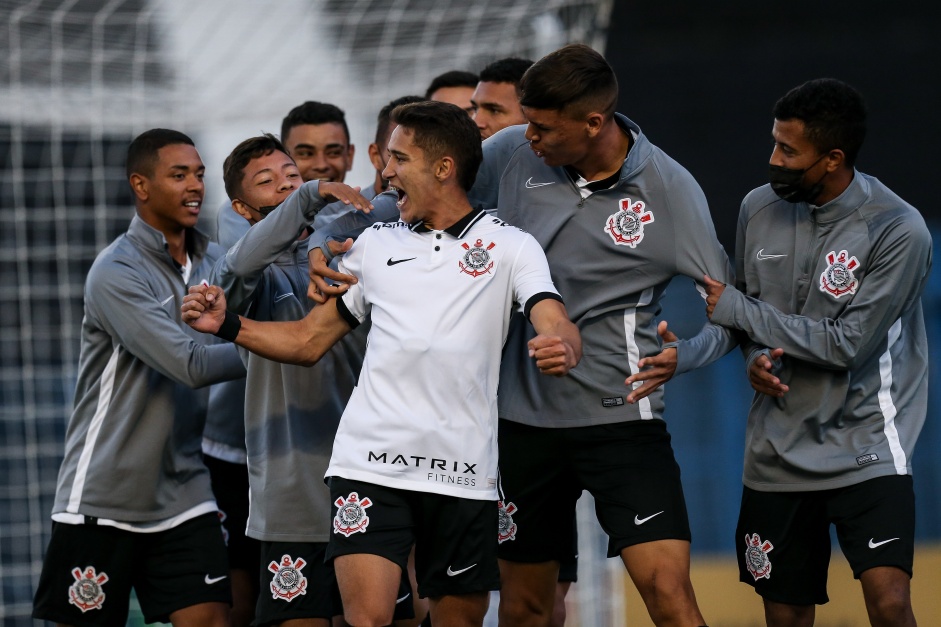 Elenco do Corinthians comemorando o gol de Keven Vinicius contra o Amrica-MG