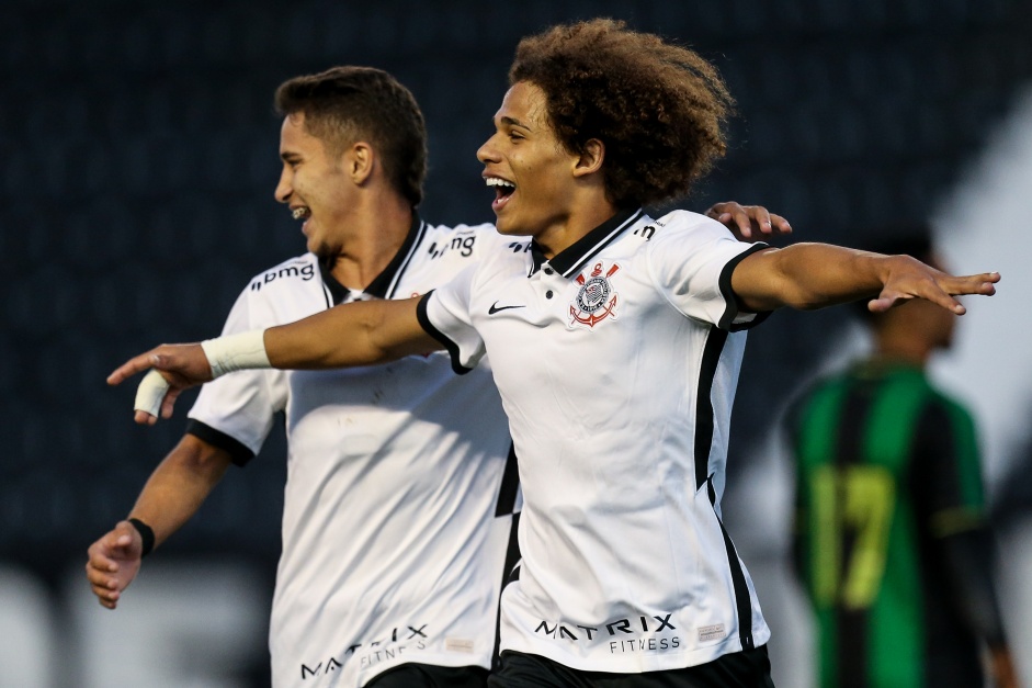 Guilherme Biro e Keven comemorando o gol do lateral-esquerdo contra o América-MG
