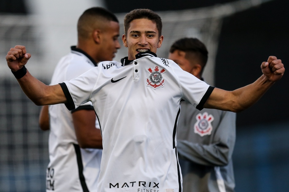Keven Vinicius comemorando seu gol contra o Amrica-MG