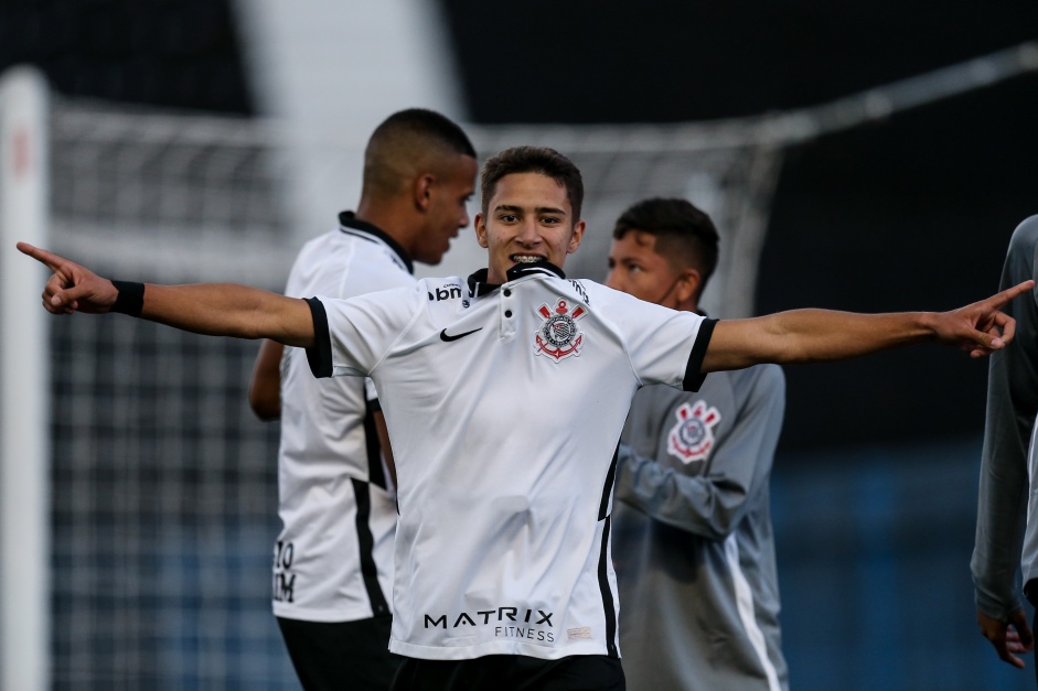 Keven Vinicius comemorando seu gol, o primeiro da partida, contra o Amrica-MG