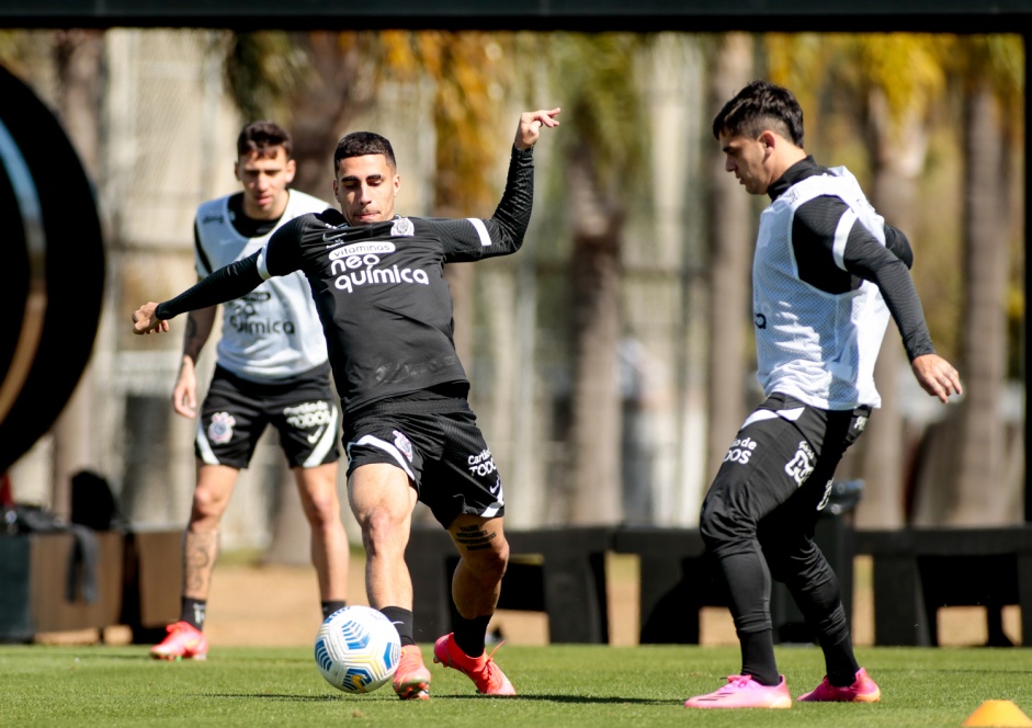 Gabriel e Fagner durante o treino do Corinthians no CT Joaquim Grava