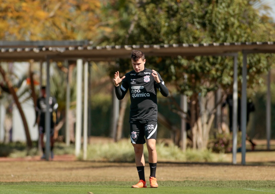 Lucas Piton durante o treino do Corinthians no CT Joaquim Grava