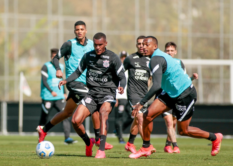 Matheus Alexandre e Raul durante o treino do Corinthians no CT Joaquim Grava