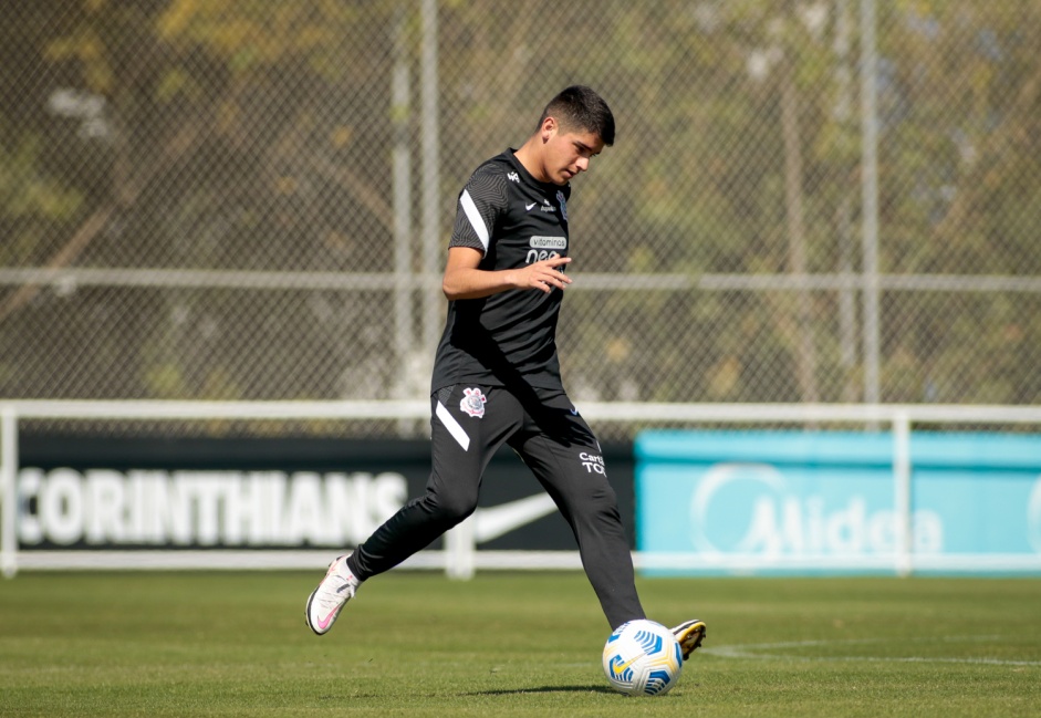 Ángelo Araos durante treinamento do Corinthians no CT Dr. Joaquim Grava