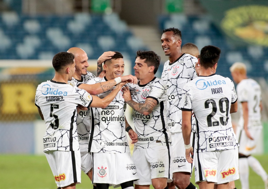 Adson comemora primeiro gol marcado pelo Corinthians, diante do Cuiab, com companheiros de equipe