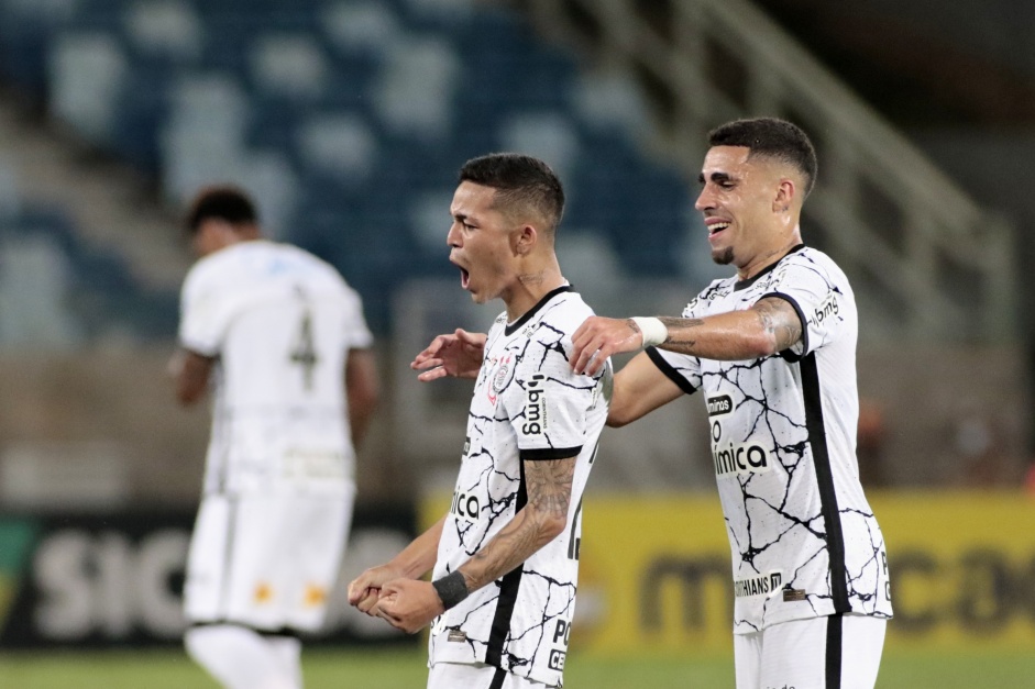 Gabriel comemora gol marcado por Adson contra o Cuiabá