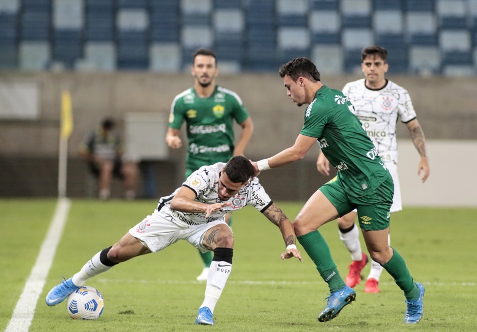 Gabriel e Fagner em ação contra na partida entre Corinthians e Cuiabá pelo Brasileirão