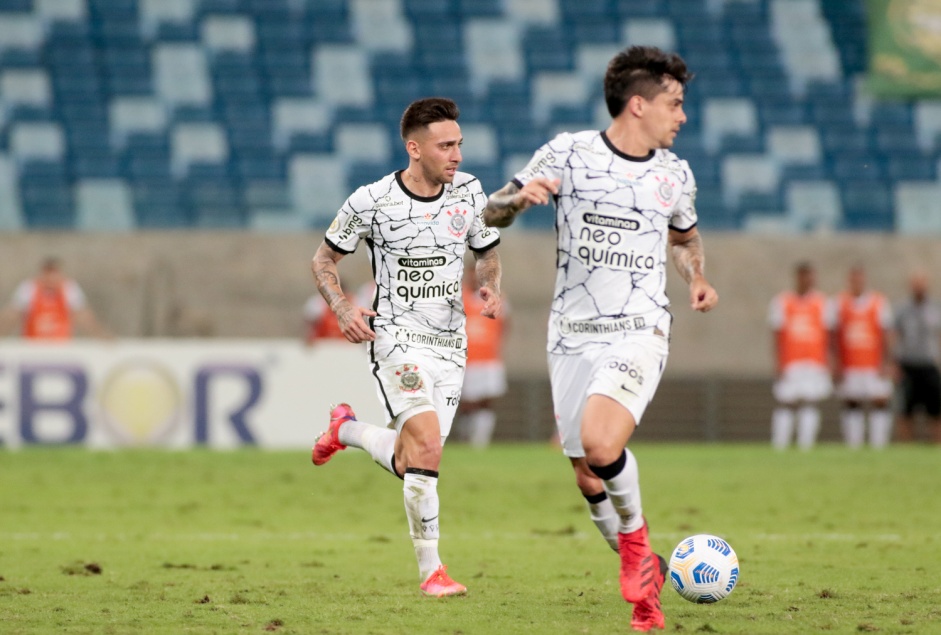 Gustavo Mosquito e Fagner durante partida desta segunda-feira contra o Cuiab