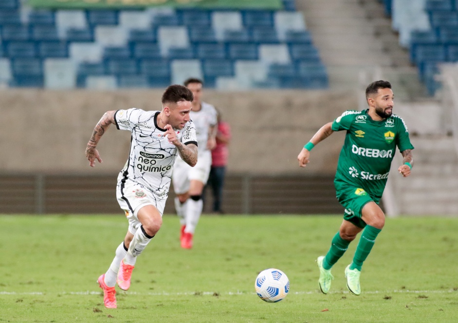Gustavo Mosquito em ação contra o Cuiabá ao lado do ex-corinthiano Clayson