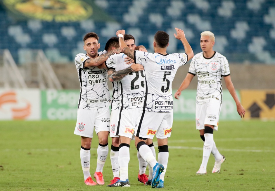 Gustavo Mosquito, Fagner, Gabriel e Cantillo comemoram gol marcado por Roni contra o Cuiabá