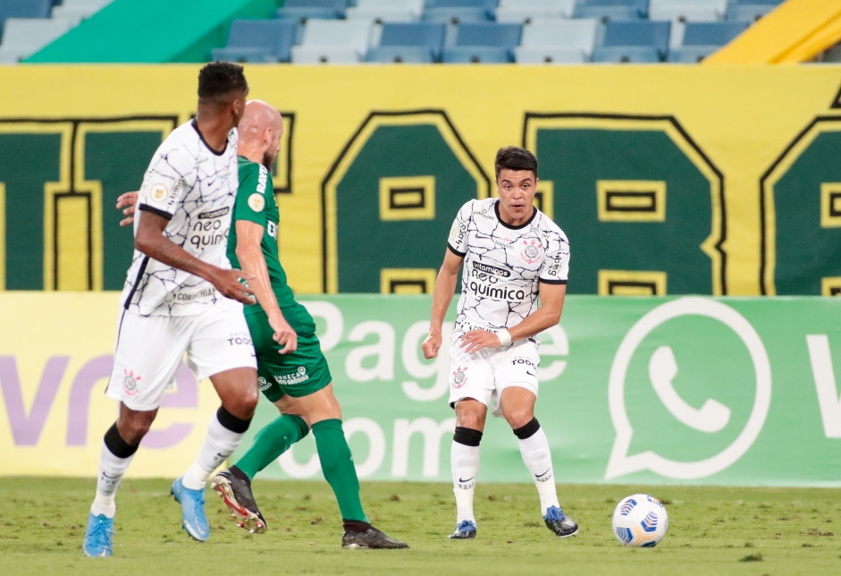 Jô e Roni em ação contra o Cuiabá, pelo Brasileirão, na Arena Pantanal