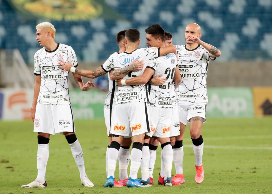 Jogadores do Corinthians comemoram gol marcado contra o Cuiabá
