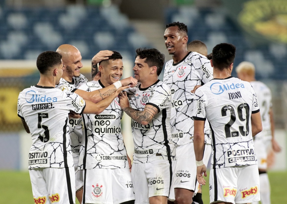Jogadores do Corinthians comemoram segundo gol da equipe contra o Cuiabá