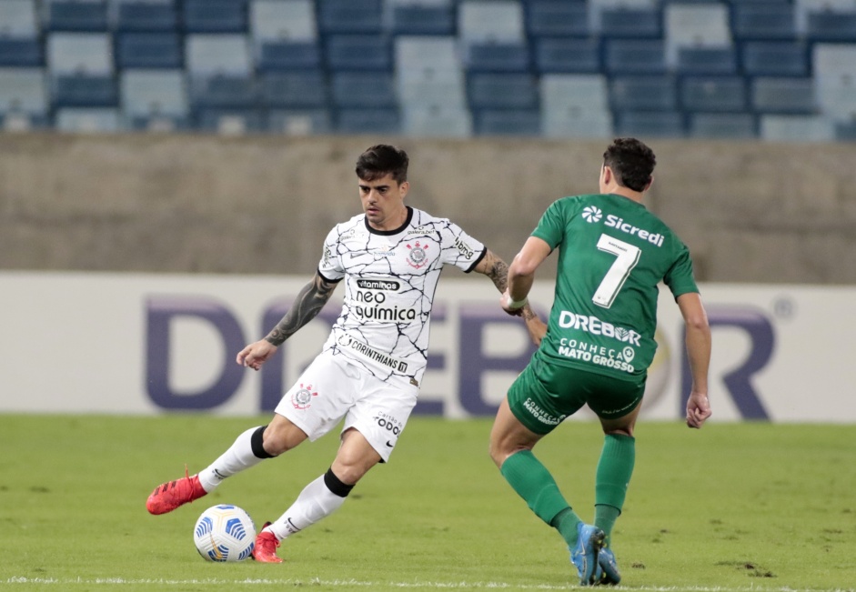 Lateral Fagner em ação contra o Cuiabá nesta segunda-feira