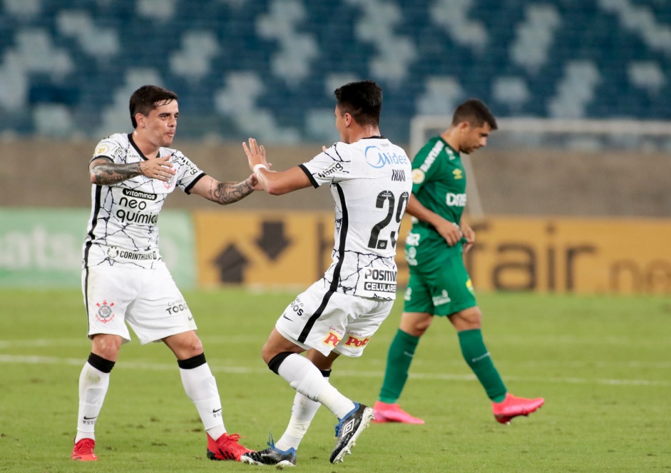 Roni comemora primeiro gol do Corinthians contra o Cuiab ao lado de Fagner