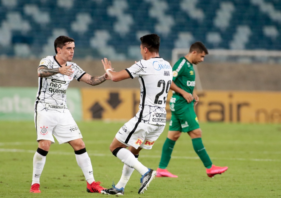 Roni comemora primeiro gol do Corinthians contra o Cuiabá ao lado de Fagner
