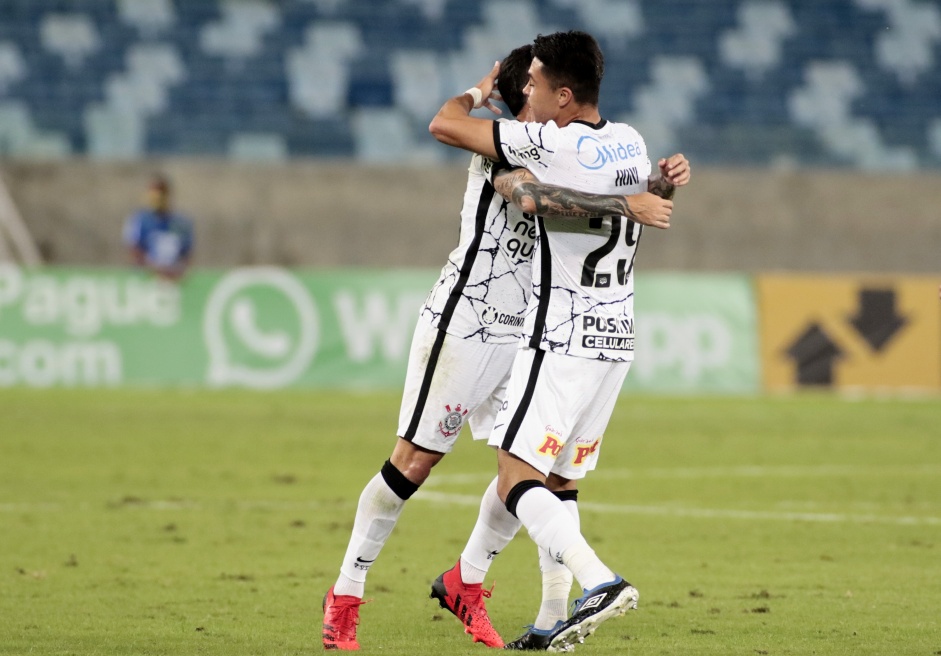 Roni e Fagner comemoram primeiro gol do Corinthians contra o Cuiabá