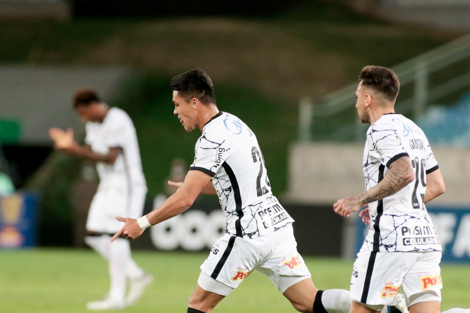 Roni e Gustavo Silva comemoram gol do volante contra o Cuiabá