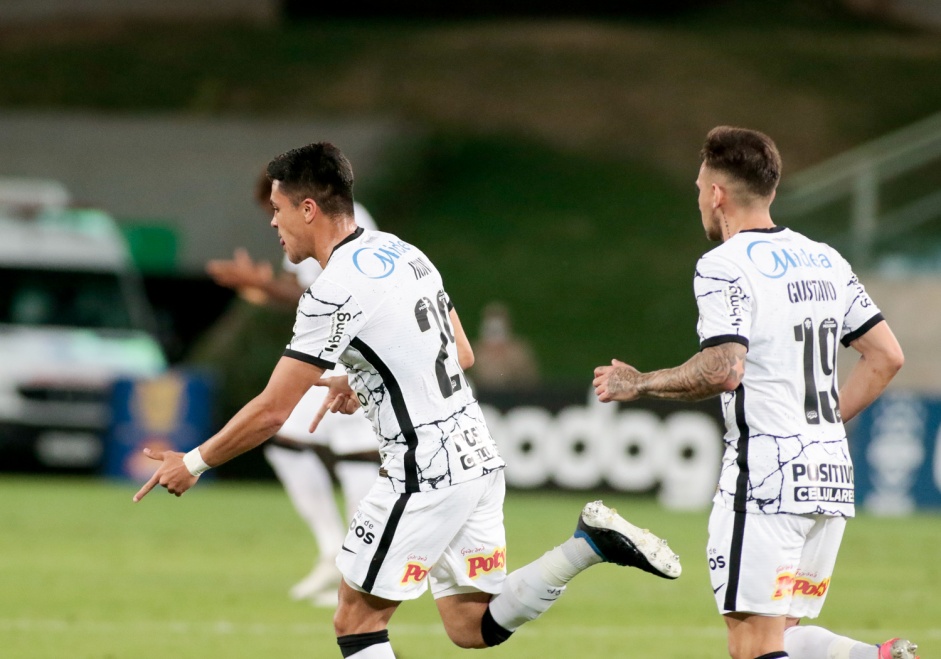Roni e Gustavo Silva comemoram gol do volante diante do Cuiabá